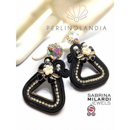 Orecchini con perno - triangolo con decorazione fiocco- gioiello finito