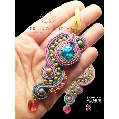 Orecchini soutache - perno acciaio e cuoricino Swarovski pendente